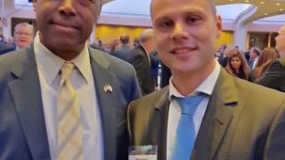 Министър на САЩ разговаря на български с бургаска делегация на Молитвената закуска при Тръмп
