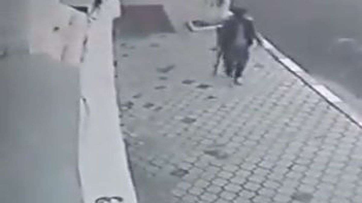  Свирепият бандит Халил, окървавил църквата в Кизляр, се разходил с оръжието през целия град (ВИДЕО)