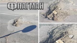 Ето я най-голямата дупка в Бургас - десетки коли останаха без джанти (СНИМКИ)