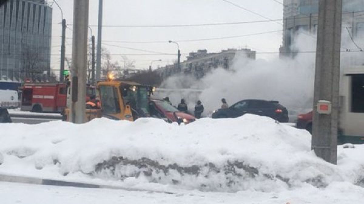 Вижте как находчив багерист замести удивително пожарникарите, притече се на помощ и угаси пламтяща кола (ВИДЕО)