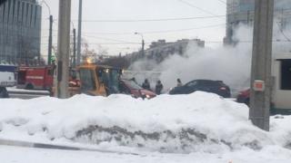 Вижте как находчив багерист замести удивително пожарникарите, притече се на помощ и угаси пламтяща кола (ВИДЕО)