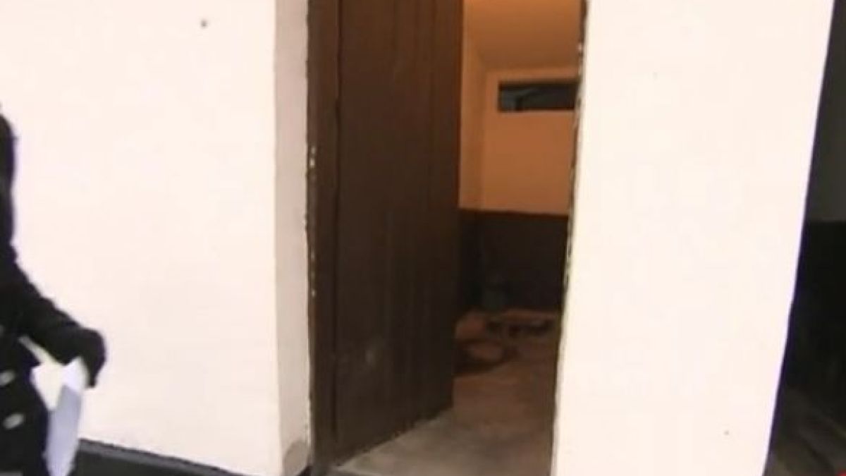 В 21-ви век български ученици притичват по нужда до външна тоалетна