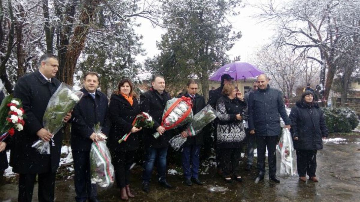 Цветанов почете Левски в Ловеч (СНИМКИ)