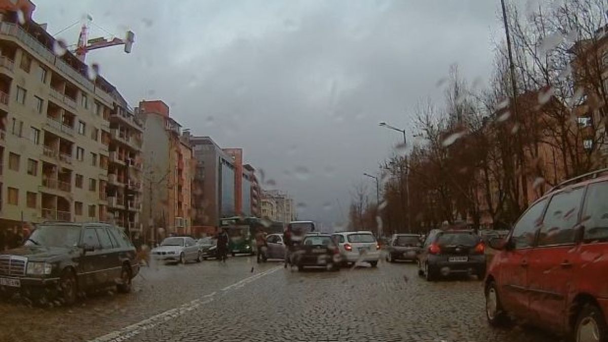 Първи СНИМКИ от автомелето на бул. „Цар Борис III“ 