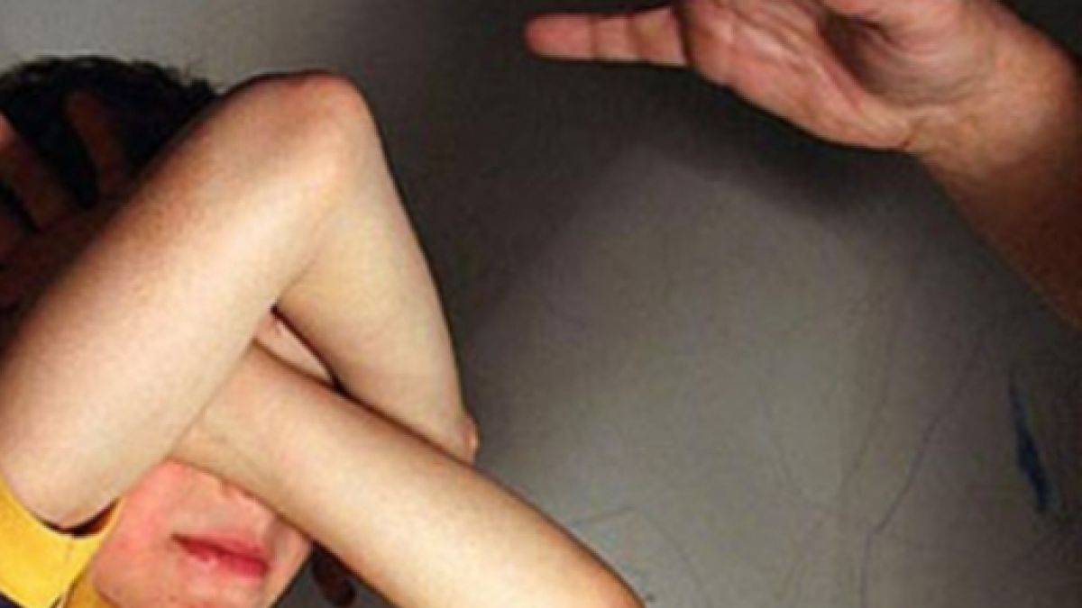 Изверг сгащи 14-годишно момиче на спирката в търновско село, свали си гащите и я принуди да...