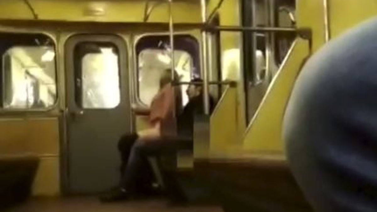 Загорели младежи се отдадоха на бурен секс пред очите на десетки пътници в метрото (ВИДЕО 18+)