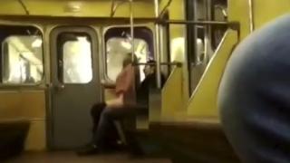 Загорели младежи се отдадоха на бурен секс пред очите на десетки пътници в метрото (ВИДЕО 18+)