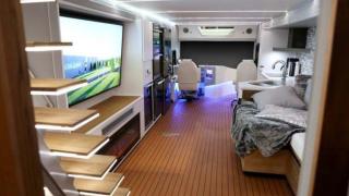 Вижте тази уникална къща на колела с хеликоптерна площадка (ВИДЕО/СНИМКИ)
