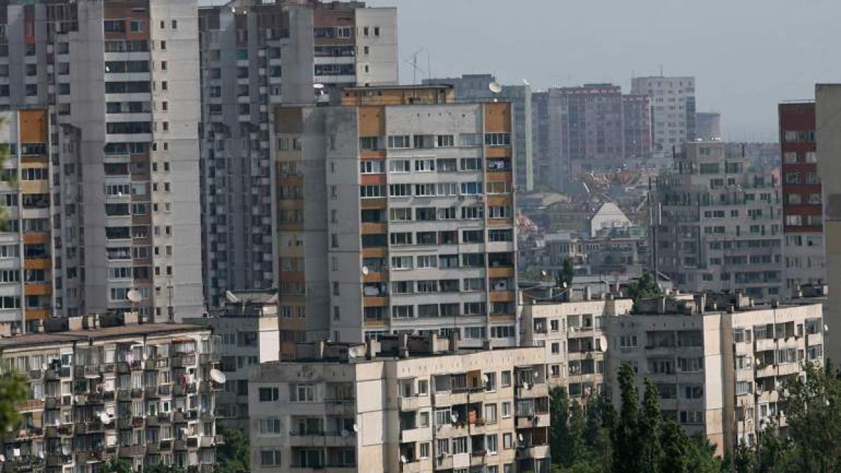 Важно за собствениците: Купуваме земята под панелката за хилядарка, може и на изплащане
