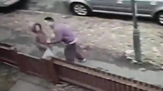 Бабаит се опита да открадне телефона на 12-годишно момиченце, но много сгреши (ВИДЕО)