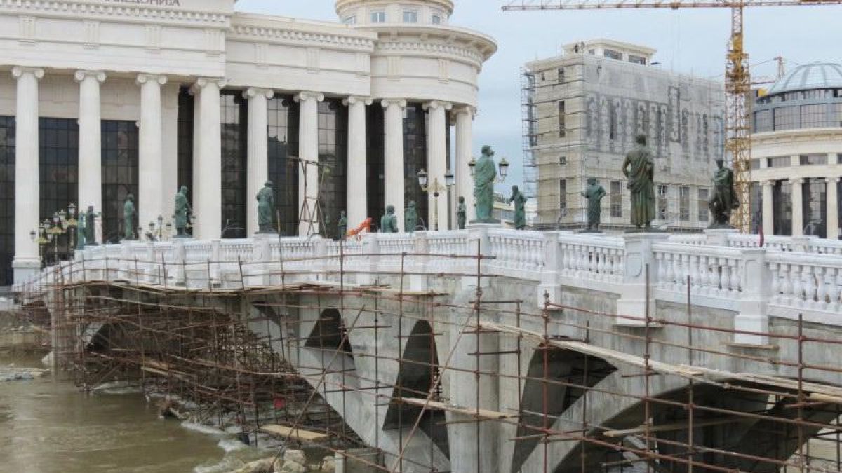 Почна се: Първи министър на съд за „скопския Дисниленд“