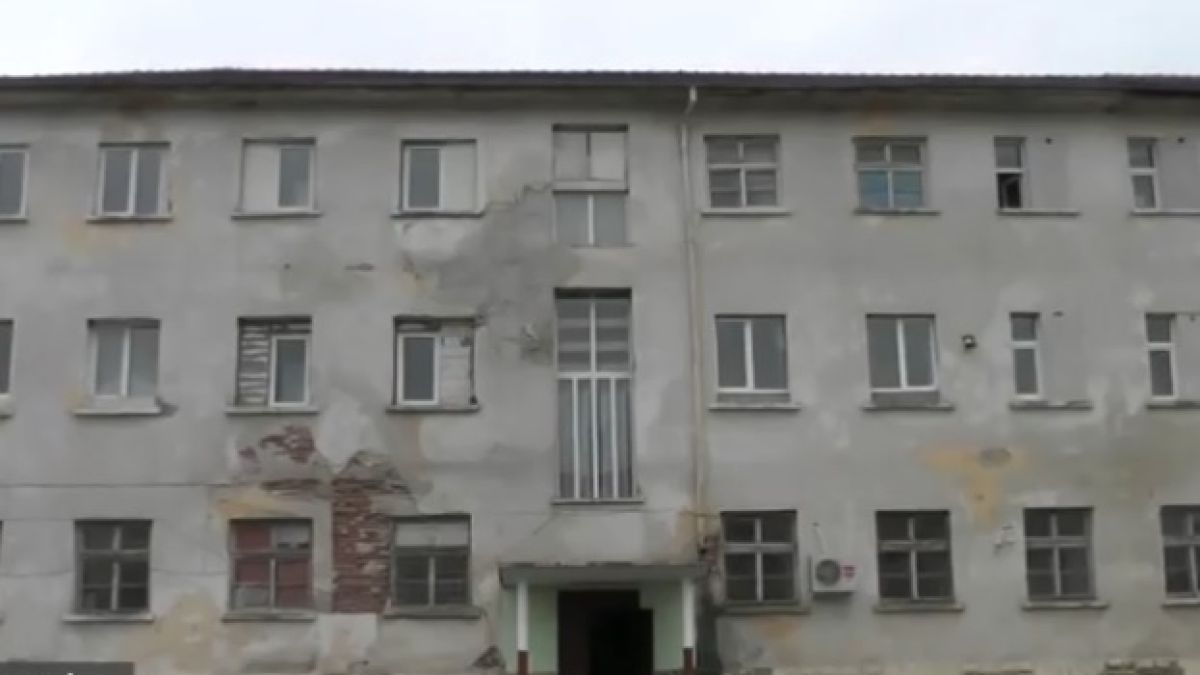 Какво се случва с глухонямото момче, паднало от третия етаж в дома за деца с увреждания? (ВИДЕО)