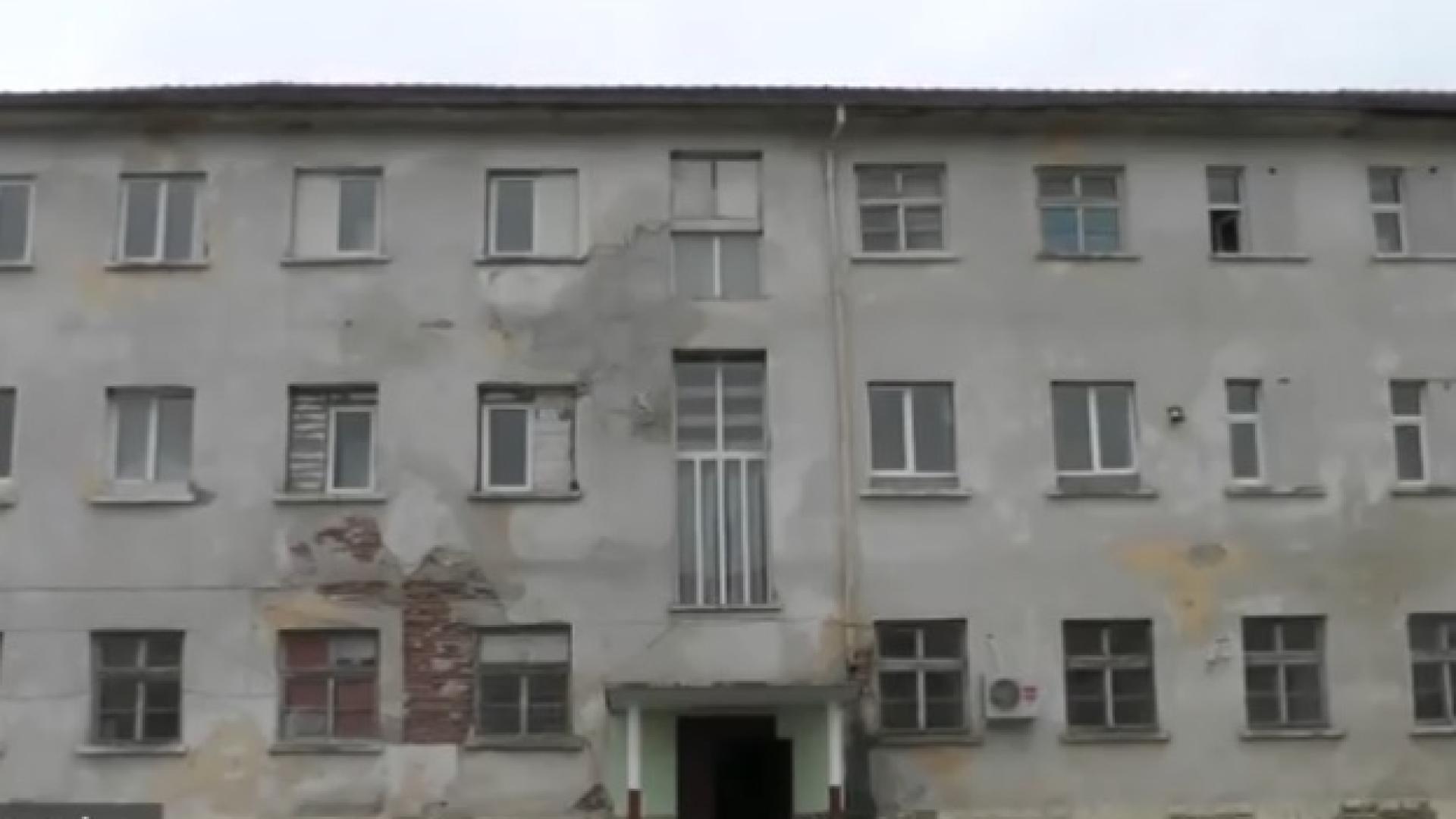 Какво се случва с глухонямото момче, паднало от третия етаж в дома за деца с увреждания? (ВИДЕО)