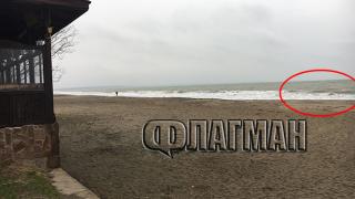 Труп изплува от морето край култовото бургаско заведение "Тропикана"! Драмата е започнала още в 5 сутринта (СНИМКА)