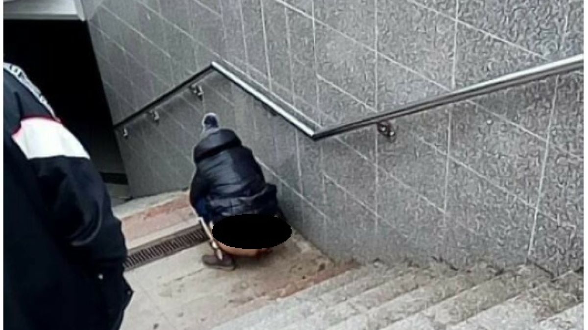 СНИМКА 18+ на жена, клекнала на стълбите на метростанция "Европейски съюз", потресе мрежата