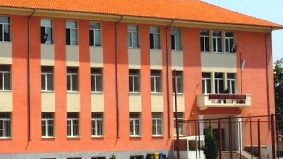 Пиян и агресивен ром нападна с нож охраната на пловдивско школо