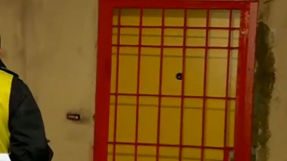 Това е вратата към апартамента на ужасите в "Люлин", а вътре...