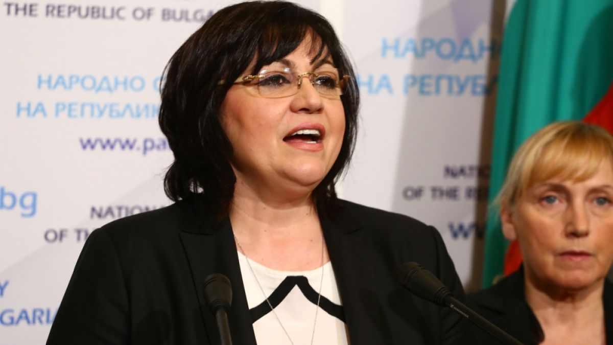 Нинова пусна във Фейсбук две снимки от парада и...