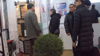 Шкафове без дръжки, 3D стени и каменен паркет на изложението за интериор „Дибла“
