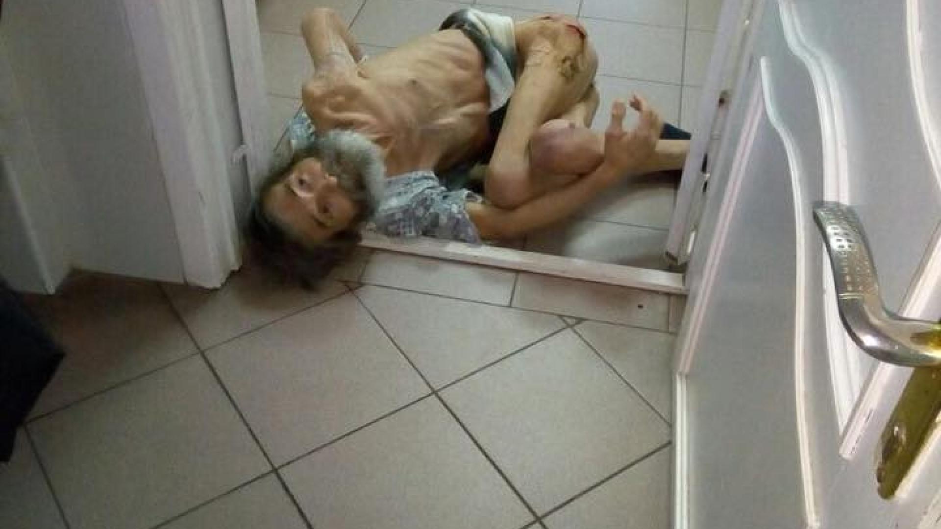 Жестока СНИМКА 18+ на безпомощен старец, лежащ на студения под в руска болница, взриви мрежата 