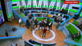 Екшън в ефир: Украински политолог побесня от въпрос на немски депутат за зверствата в Донбас и се развихри жестоко меле (ВИДЕО)