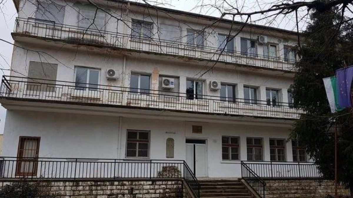 Трагичен край за 17-годишния Асен, паднал от 3-ия етаж на социален дом в Роман