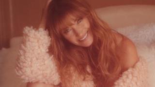 Ще ви падне ченето! Помните ли д-р Куин Лечителката? Лъсна в Playboy на... 67 години! (СНИМКИ)