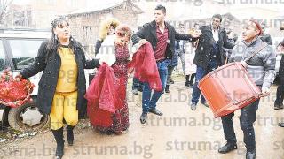„Откраднаха“ ромската перла на Дебрен, чаровната Авиана заминава за Франция при любимия Ерик (СНИМКИ)