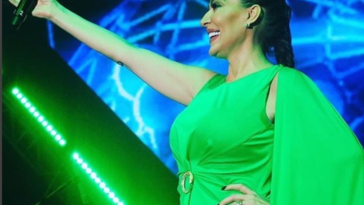 Вечер.мк: Във фустан до земята Цеца взе акъла на българите с песен за Аркан, цялата зала в София на крака 