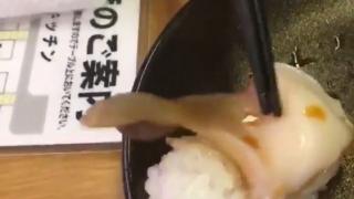 Мрежата се ужаси от това оживяло суши (ВИДЕО)