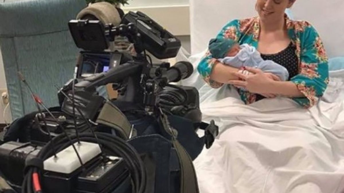 Радиоводеща роди бебето си на живо в ефир 