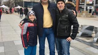 Президентът Радев и жена му, заградени от гардове на НСО, тайнствено се появиха в... (СНИМКА)