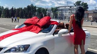 Саманта е "спонсорка" - трима мъже се грижат за луксозния й живот