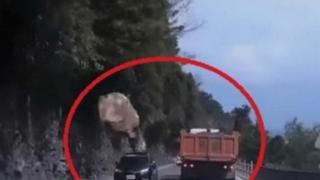 Шофьори изкараха невероятен късмет - разминаха се на косъм от падаща скала (ВИДЕО)