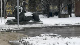 София се събуди в снежен кошмар, по пътищата на страната е опасно 