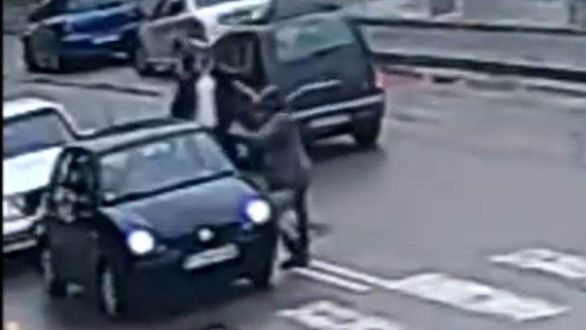 Шокиращо ВИДЕО от Казанлък показва как шофьор на "Мерцедес" нападна с метална тръба възрастен водач