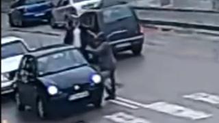 Шокиращо ВИДЕО от Казанлък показва как шофьор на "Мерцедес" нападна с метална тръба възрастен водач