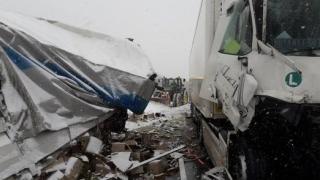 Първи СНИМКИ от снежния ад с 2 тира на АМ "Тракия", задръстването е километрично!
