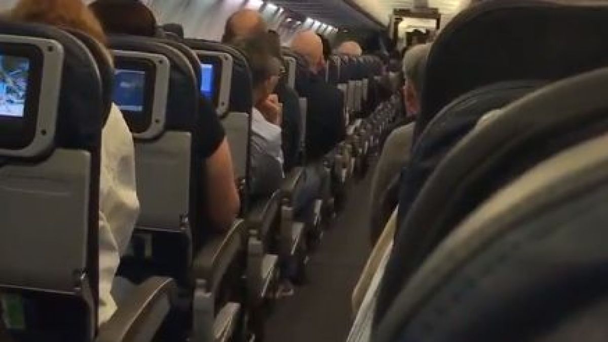 Писъци раздраха "Боинг 737-900" на United Airlines със 190 пътници на борда! (ВИДЕО)