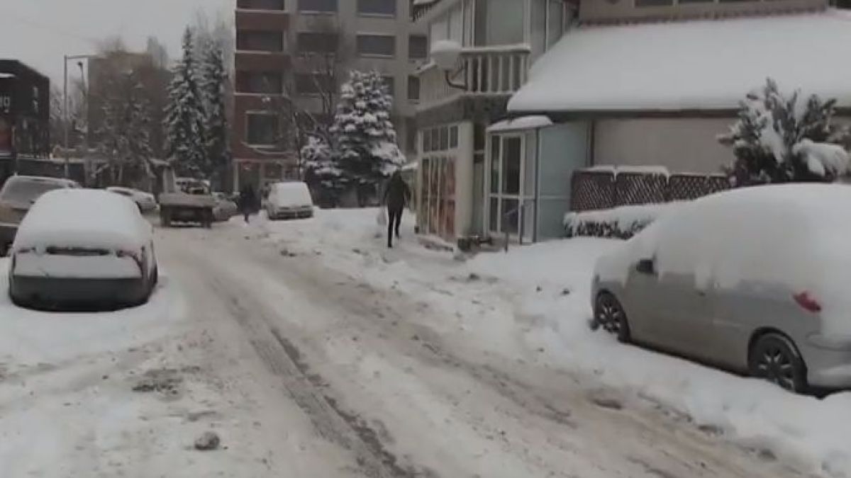 БЛИЦ TV: Снежен апокалипсис над България! Шофьорите се видяха в чудо (СНИМКИ)