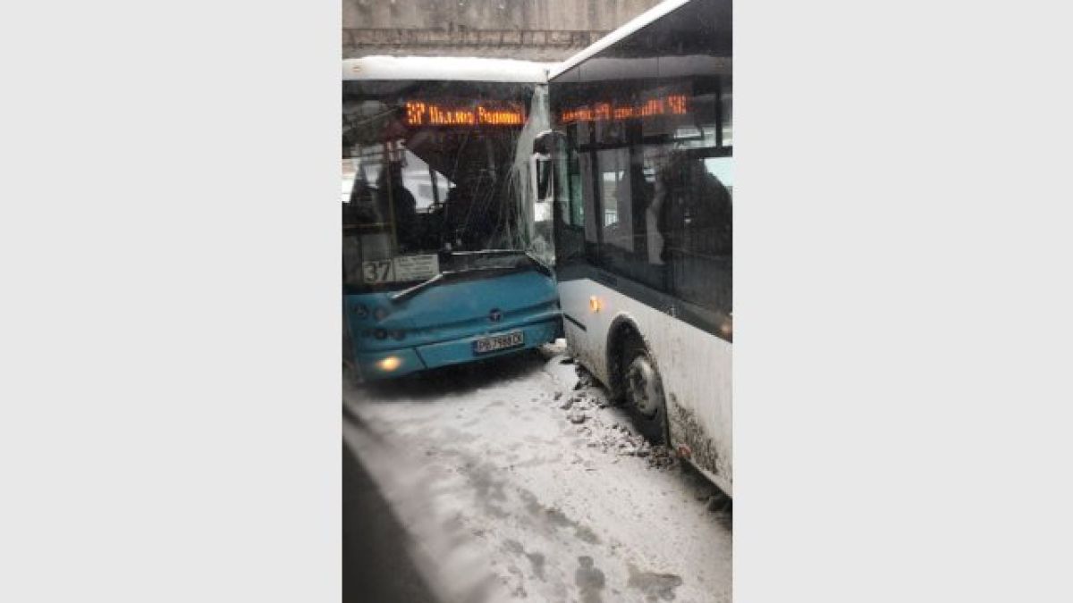 Писъци и паника в Пловдив! Два рейса се удариха до Гребната (СНИМКИ)