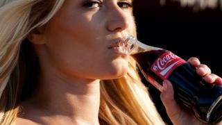 Голата Ева е избягала далече от многото сняг (СНИМКИ 18+)