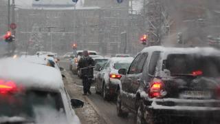 Изобретателен пловдивчанин завъртя бизнес в снега (СНИМКИ)