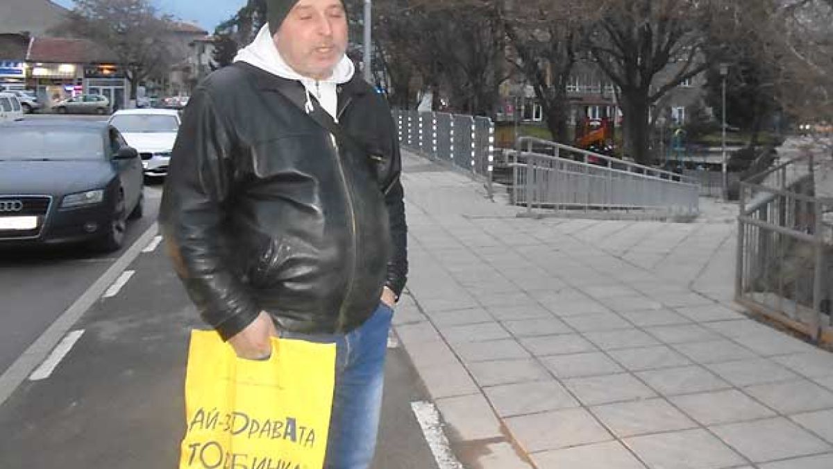 Като две капки вода: Дупничанинът Бойко Арсов двойник на премиера Бойко Борисов (СНИМКИ)