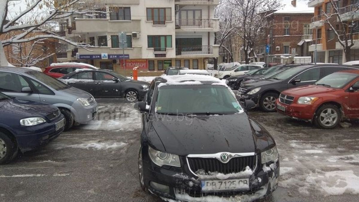 Пловдивчани скочиха срещу най-добре почистения паркинг в града насред Снегокалипсиса (СНИМКИ)
