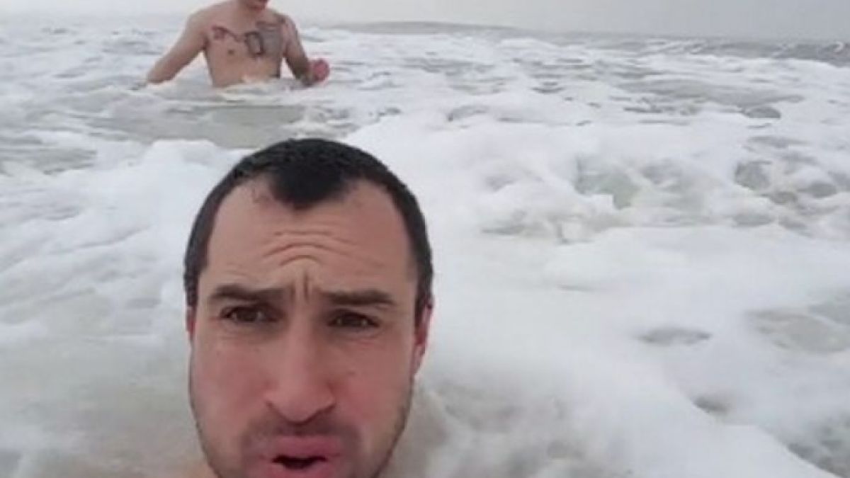 Тези млади бургазлии събраха погледите на минувачите! Докато всички се оплакват от студа и снега, те без страх... (СНИМКА)