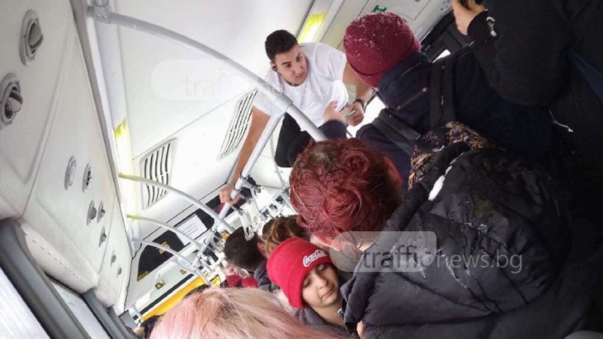 Кондуктор се качи в претъпкан автобус в Пловдив и сътвори истинско шоу с уменията си (ВИДЕО)