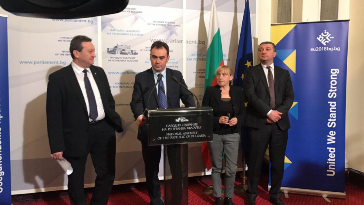 Жельо Бойчев излезе от секретното деловодство в парламента и обяви нови данни от документ за сделката за ЧЕЗ