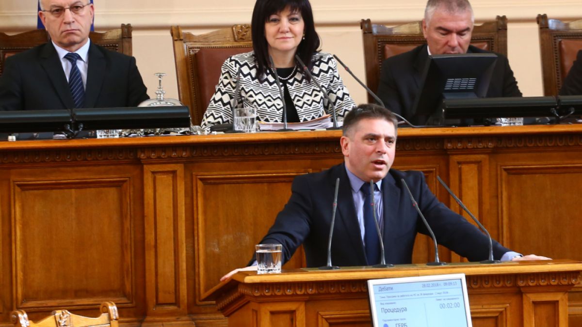 Извънредно в БЛИЦ! ГЕРБ съсипа Нинова в парламента, заработила 110 лева за два месеца!
