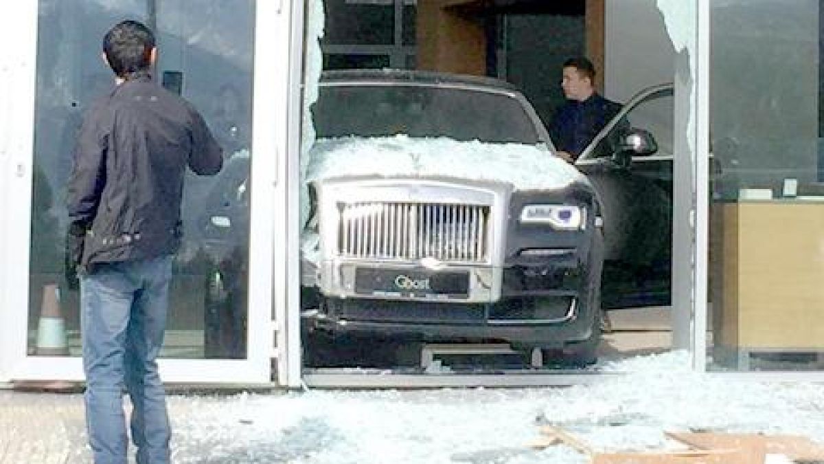 С Rolls-Royce през витрината (СНИМКИ/ВИДЕО)